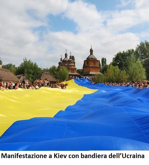 Manifestazione a Kiev con bandiera dell’Ucraina