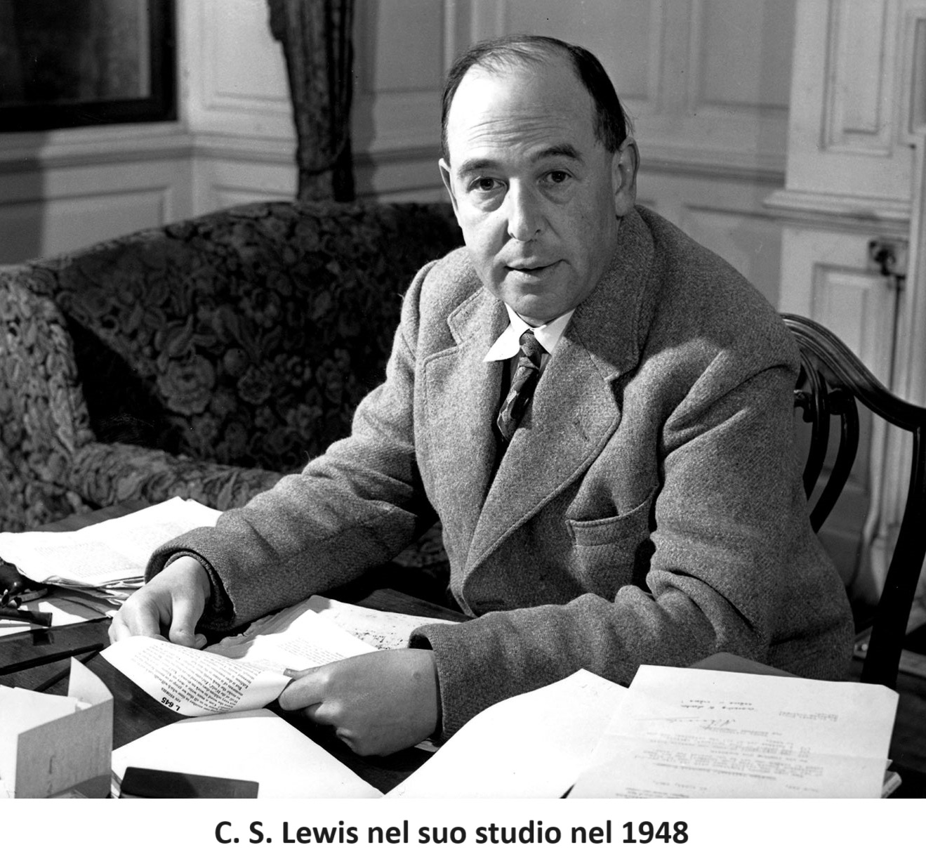 C. S. Lewis nel suo studio nel 1948