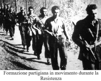 Formazione partigiana in movimento durante la Resistenza