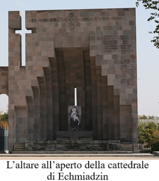 L’altare all’aperto della cattedrale di Echmiadzin